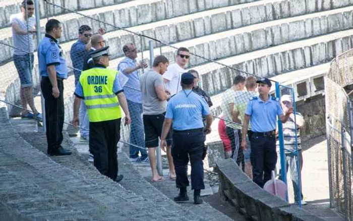 Dorin Goian (centru) a fost evacuat de jandarmi din tribuna stadionului Areni. FOTO: Daniel Vatamanu
