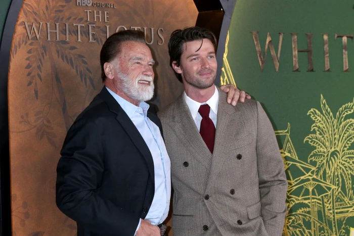 Patrick Schwarzenegger și tatăl său, Arnold Schwarzenegger la premieră. FOTO: Profimedia