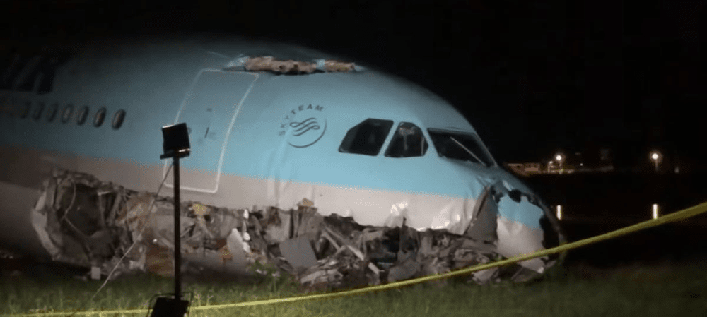 Avion cu 173 de pasageri, avariat după ce a ieșit de pe pistă VIDEO