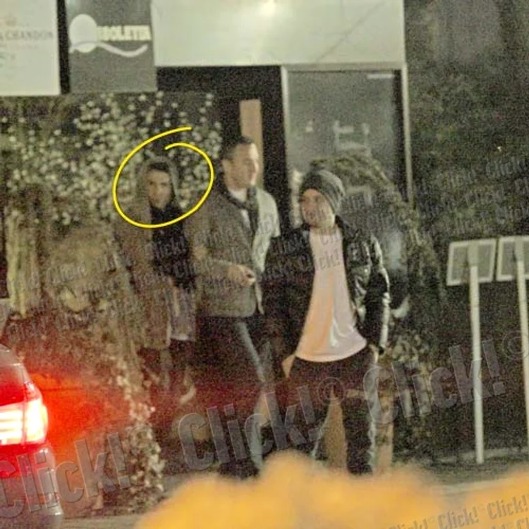 
    Adi şi-a pus gluga pe cap  la ieşirea din restaurant,  la 12 noaptea (Fotografii: Mihai Ionescu)  