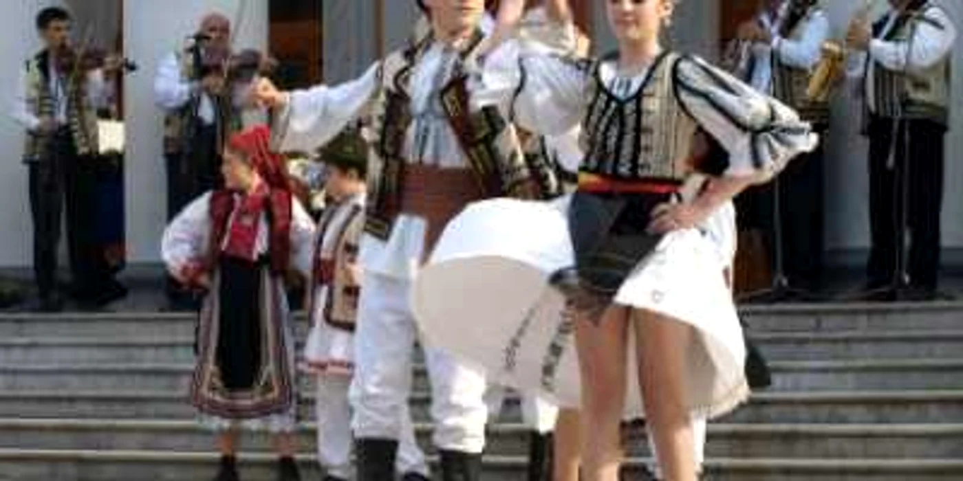 Hunedoara: VIDEO Muzica populară i-a scos pe hunedoreni din casă