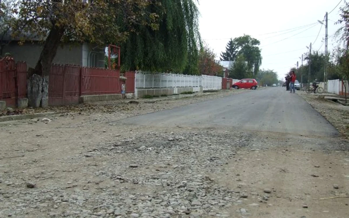Viceprimarul Ion Alecu a asfaltat strada doar până în dreptul  casei sale