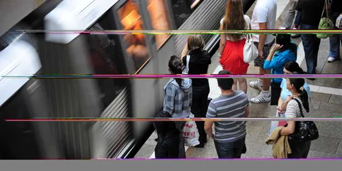 oameni la metrou