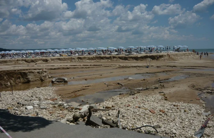 Plajă distrusă în Albena