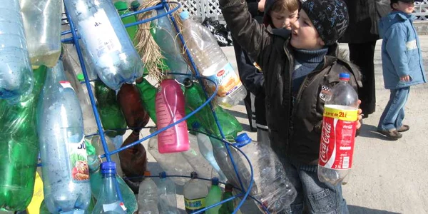 Elevii au confecţionat un brad din PET-urile adunate de pe malul râului. Foto: Claudia Sas