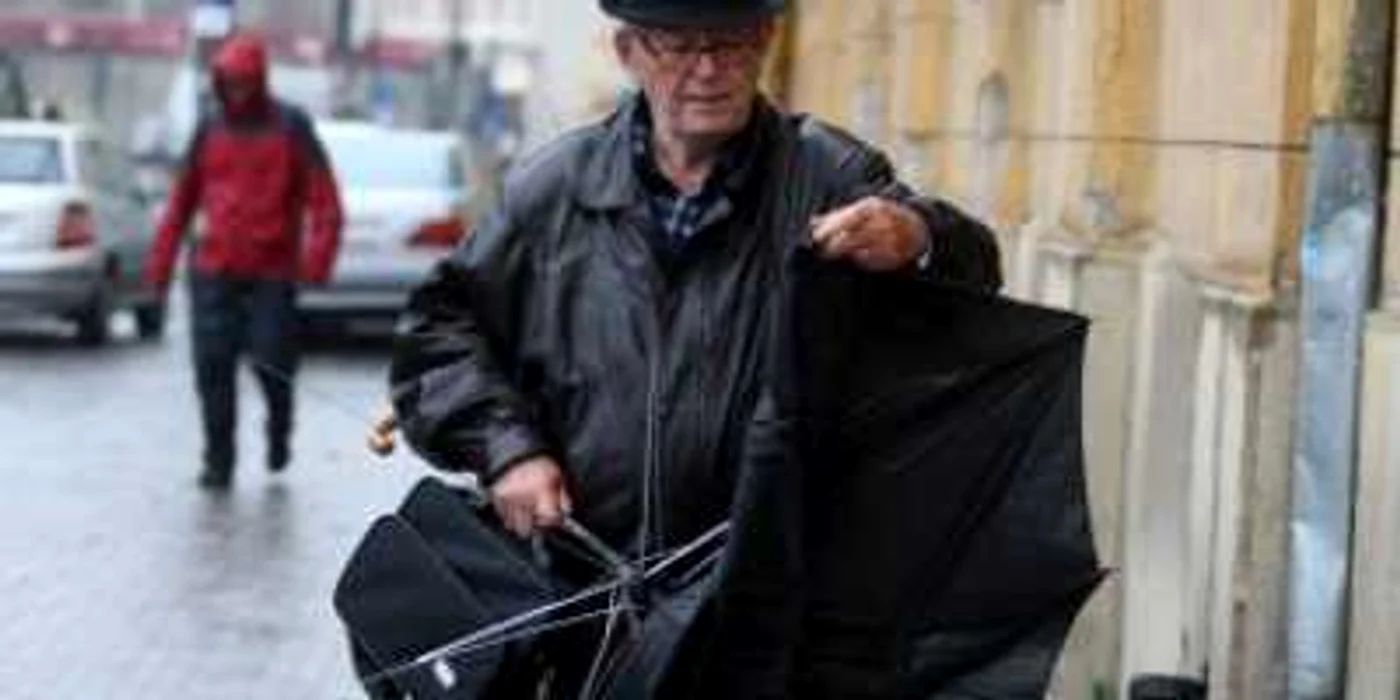 Timişoara: Umbrelele de trei lei l-au învins pe „doctorul apărătoarelor de ploaie”