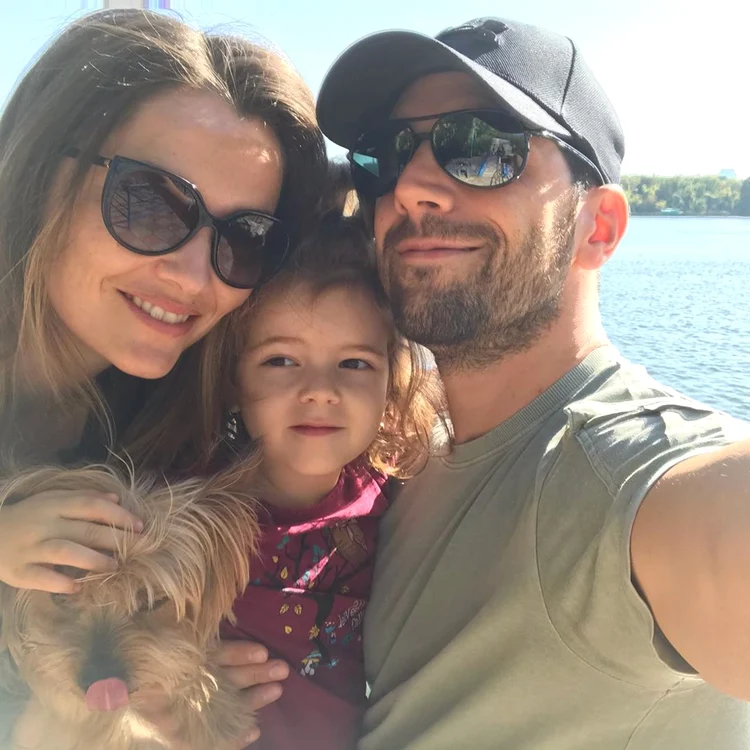 Actorul îşi petrece vacanţele  cu soţia Alina, micuţa lor,  Mara şi patrupedul familiei