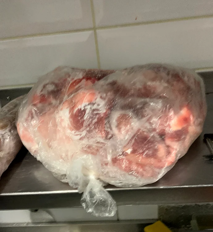 Carne depozitată în condiții improprii FOTO: ANSVSA