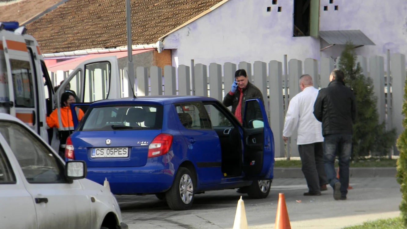 Bărbatul a căzut secerat lângă maşina de culoare albastră FOTO CRISTIAN FRANŢ