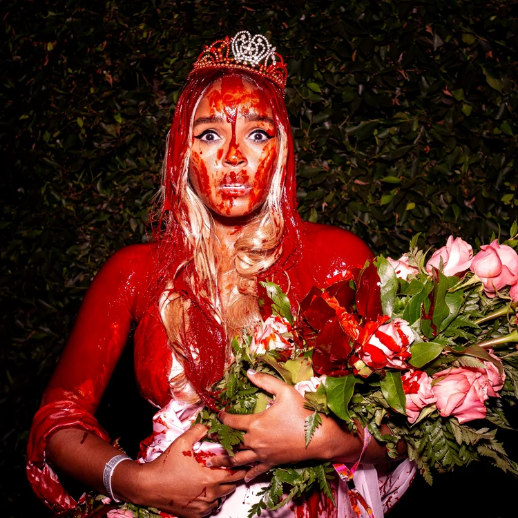 Janelle Monáe s-a costumat în personajul Carrie din filmul horror cu același nume