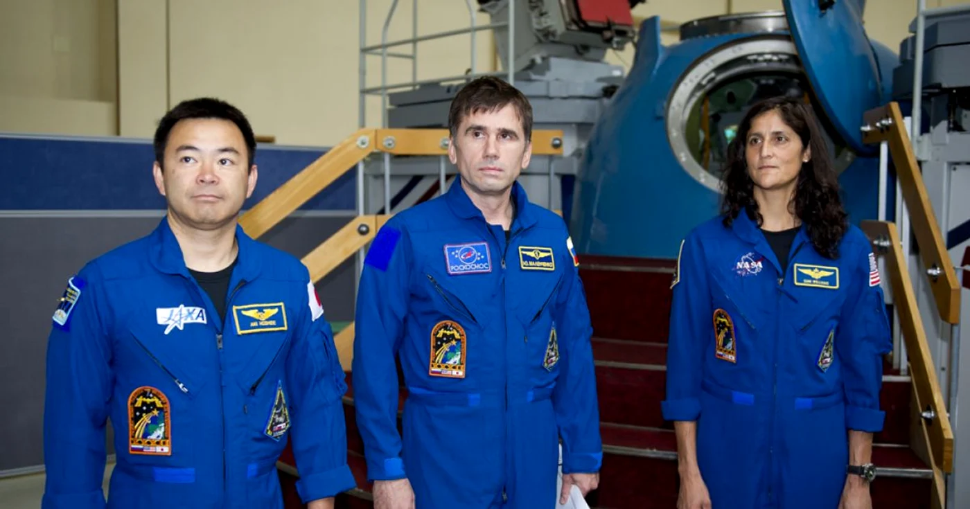 Astronautul japonez, Akihiko Hoshide, cosmonautul rus Iuri Malencenko şi astronautul NASA, Sunita Williams