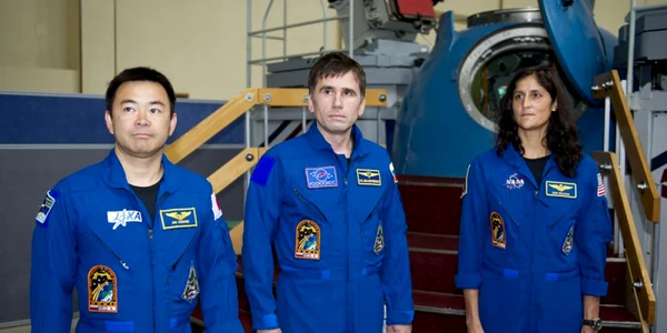 Astronautul japonez, Akihiko Hoshide, cosmonautul rus Iuri Malencenko şi astronautul NASA, Sunita Williams