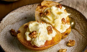 pere coapte cu miere si branza jpg