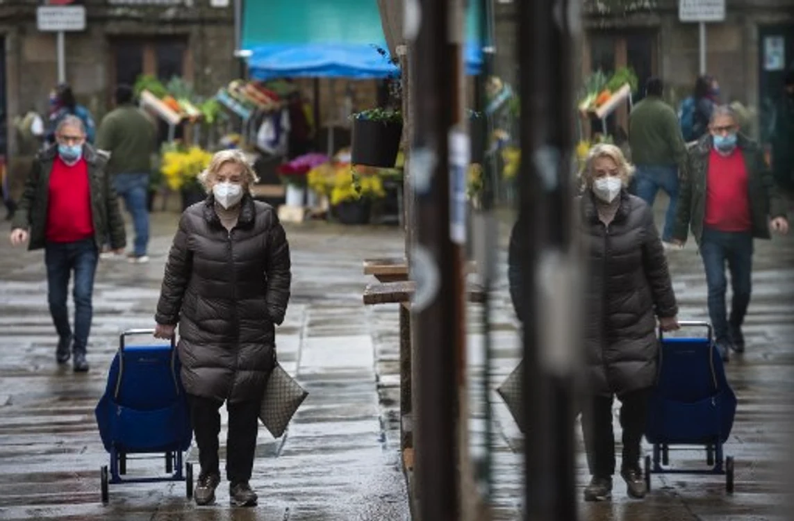 
    Noua normalitate va însemna folosirea măştilor, mai ales în sezonul rece şi în locurile aglomerate foto: AFP  