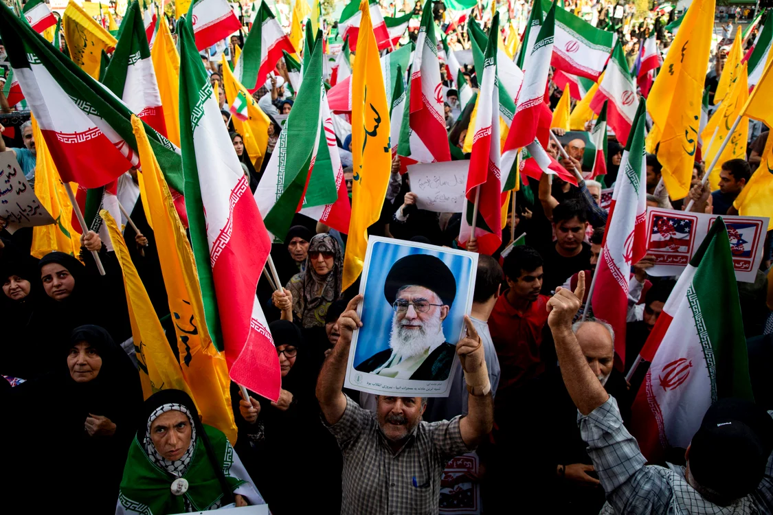 Mii de iranieni l-au plâns pe  Ayatollah Ali Khamenei (Foto: Profimedia)