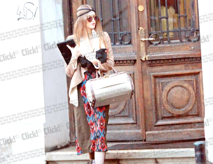 Ieri, Iulia Albu a fost surprinsă de fotoreporterii Click! ieşind din facultate cu găina