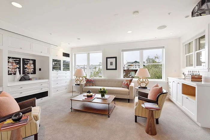 Camera de zi are mobilier alb