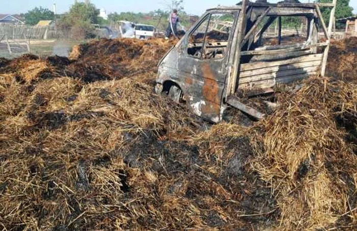 Baloţi din paie, distruşi în incendiu FOTO ISU Ialomiţa