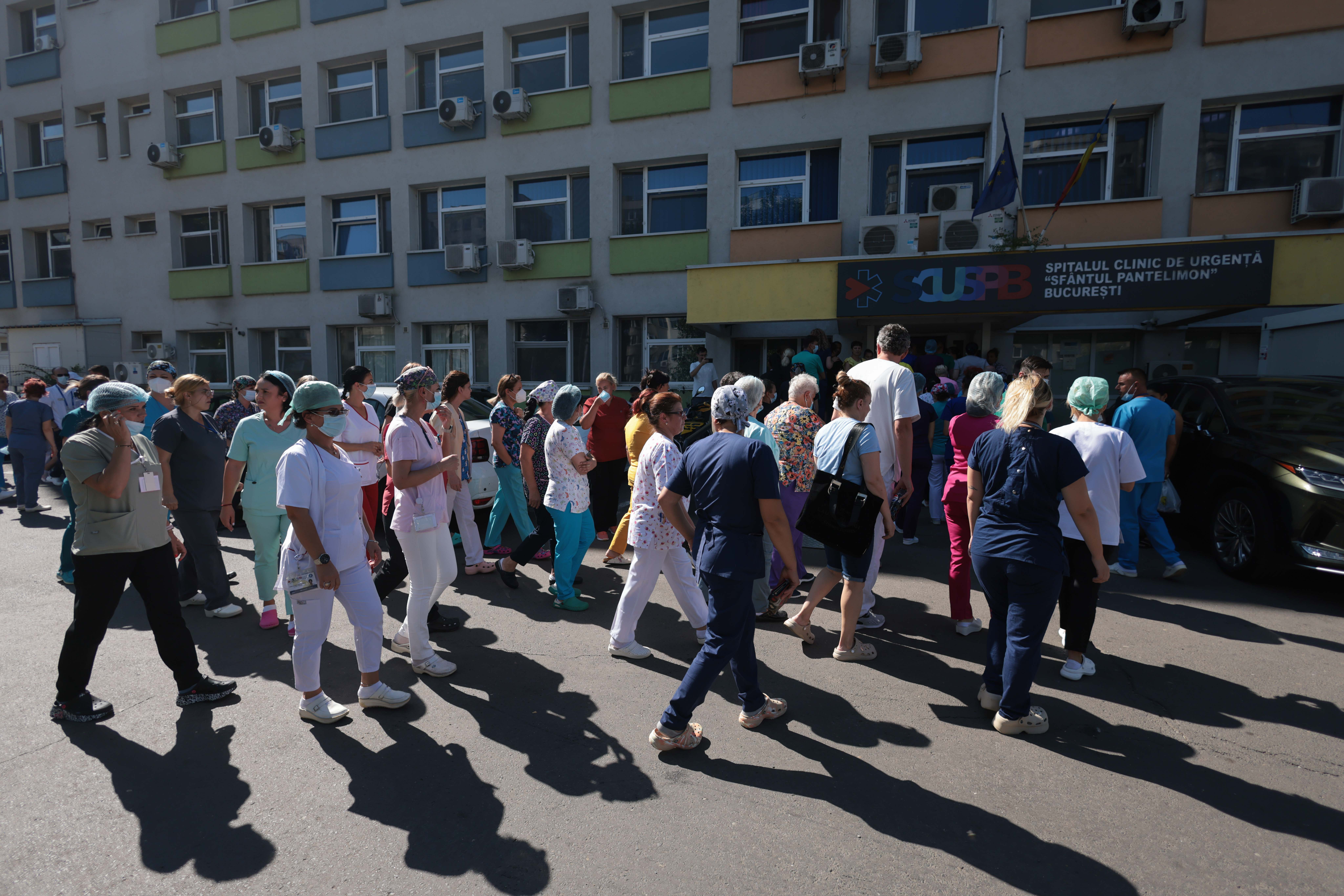 Cadre medicale de la spitalul Sfântul Pantelimon își anunță demisiile în fața spitalului din București. FOTO Inquam Photos / George Călin