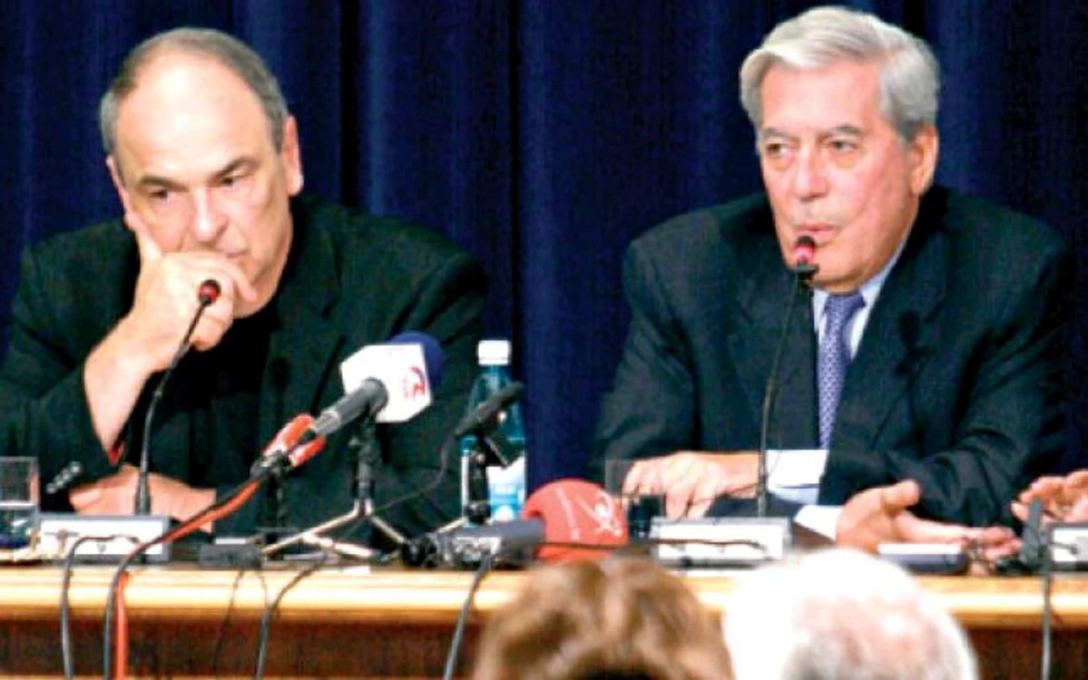 Gabriel Liiceanu şi Mario Vargas Llosa,  la Romexpo Bucureşti, în 2005