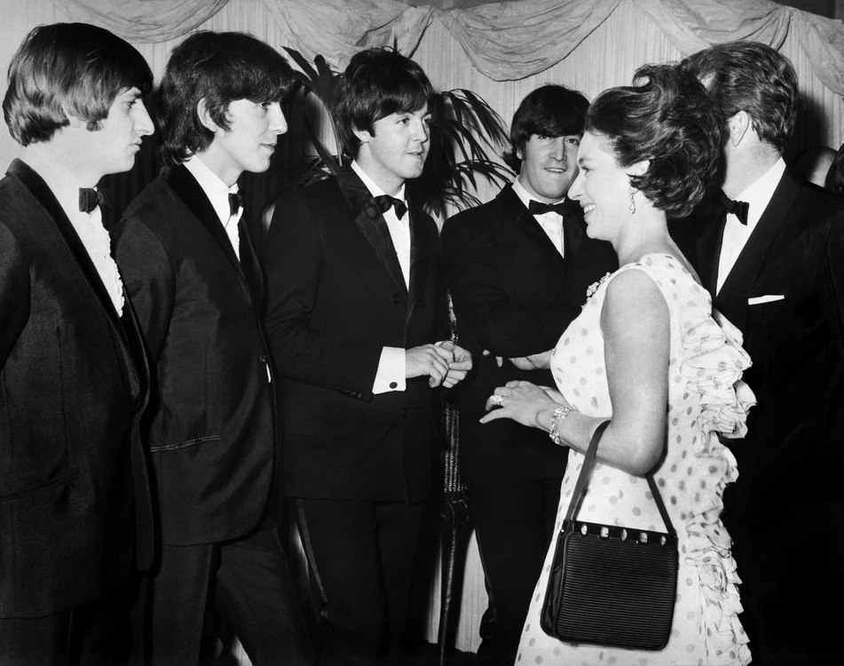 Regina Elisabeta a II-a și Paul McCartney de la Beatles.