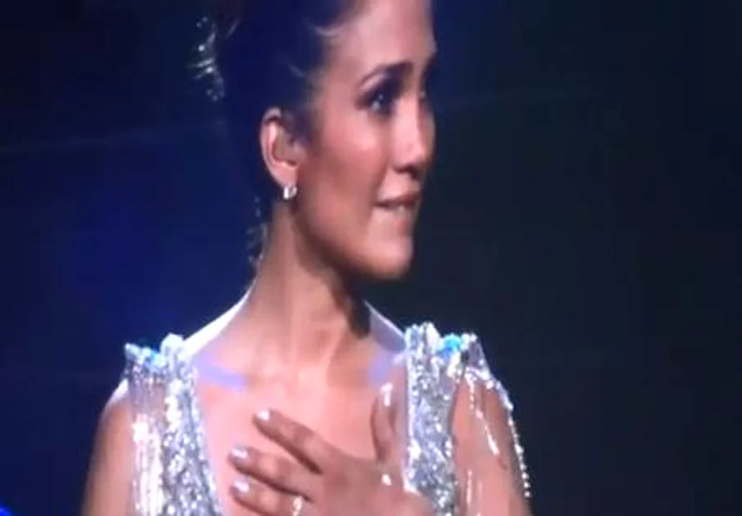 
    Jennifer Lopez a plâns pe scenă  