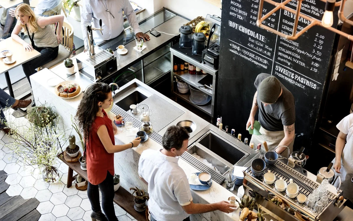 Prețurile din cafenele sunt adesea subiecte de dezbatere. Foto: Freepik.com