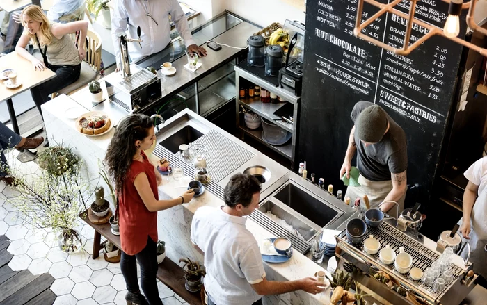 Prețurile din cafenele sunt adesea subiecte de dezbatere. Foto: Freepik.com