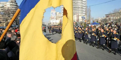 21 decembrie 2010: revoluţionari abătuţi, tricolorul fără stemă şi militari din garda naţională dând onorul