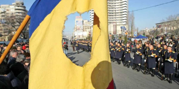 21 decembrie 2010: revoluţionari abătuţi, tricolorul fără stemă şi militari din garda naţională dând onorul