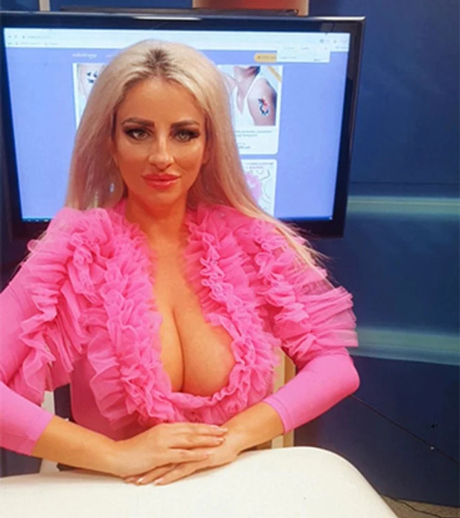 
    Sânziana ar vrea să filmeze un alt reality-show, peste hotare, cu fiicele ei  