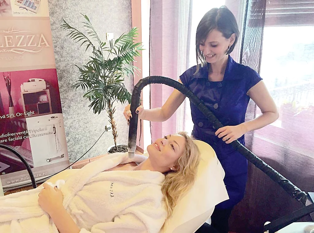 Valentina nu este aici  aspirată de “scame”, ci supusă unei şedinţe de  criosaună facială, o metodă de  tratament împotriva ridurilor
