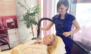 Valentina nu este aici  aspirată de “scame”, ci supusă unei şedinţe de  criosaună facială, o metodă de  tratament împotriva ridurilor jpeg