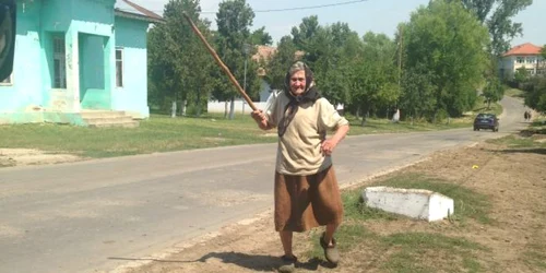 Eugenia Ştefan trăieşte într-un adevărat focar de infecţie cu mormane de gunoi în curte