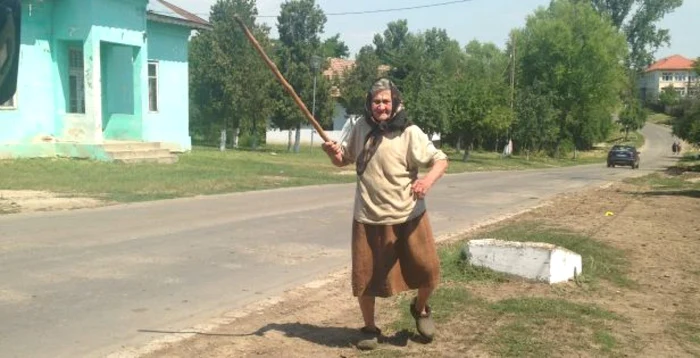 Eugenia Ştefan trăieşte într-un adevărat focar de infecţie cu mormane de gunoi în curte