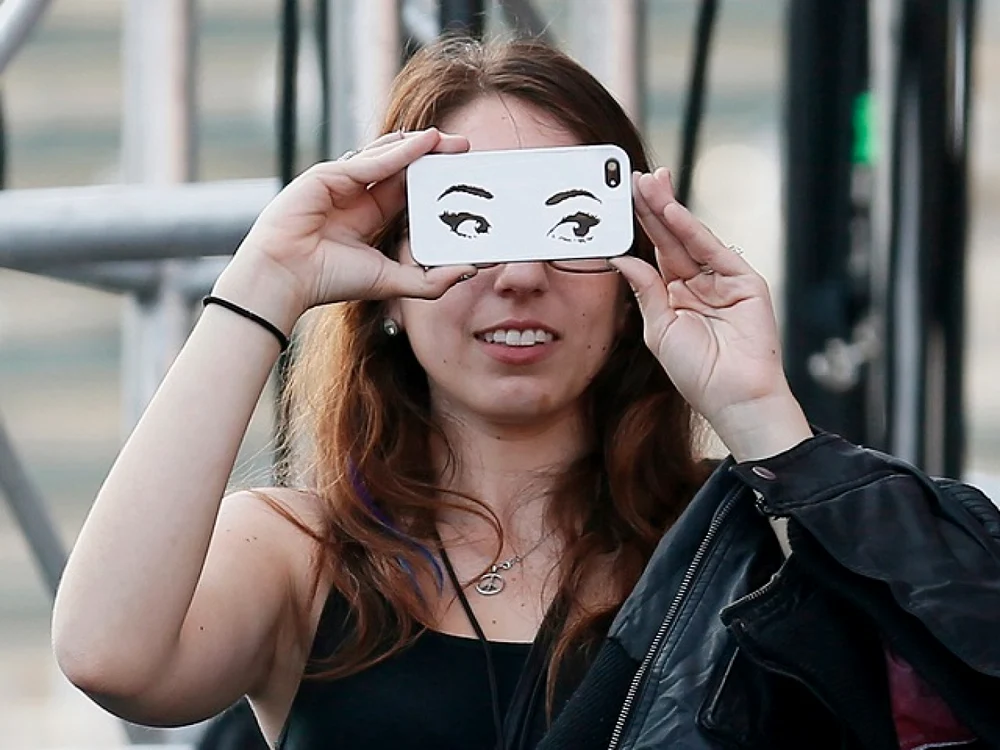 Femeile sunt mai atrase de telefoanele lor mobile decât de poşetele lor. FOTO businessinsider.com/REUTERS/Danny Moloshok