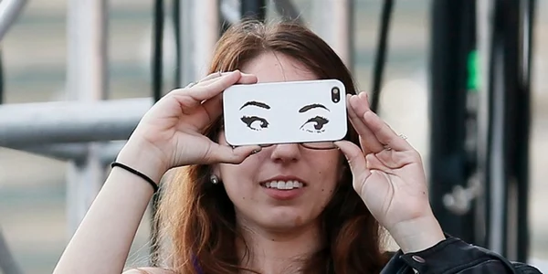 femeie telefon mobil.jpg