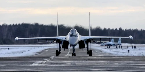 Avion Su-35S aterizand pe 27 ianuarie 2022 într-o baza din Belarus FOTO EPA-EFE