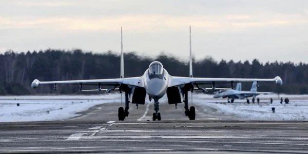 Avion Su-35S aterizand pe 27 ianuarie 2022 într-o baza din Belarus FOTO EPA-EFE