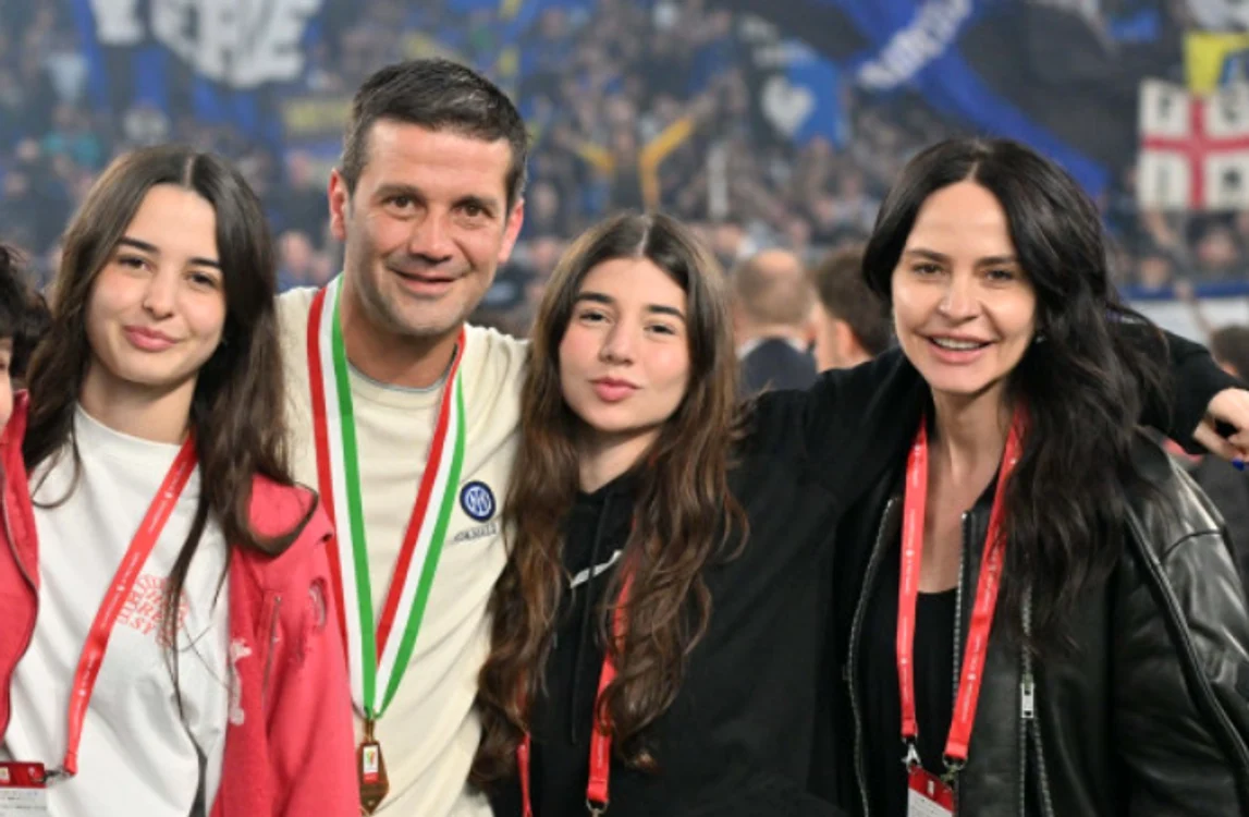 Cristi Chivu, alături de Adelina și cele doua fiice  Foto/Profimedia