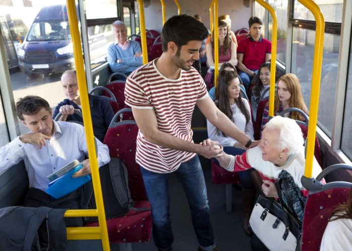 Cercetătorii Oxford recomandă încurajarea activităţii fizice în rândul persoanelor în vârstă. FOTO metro.co.uk