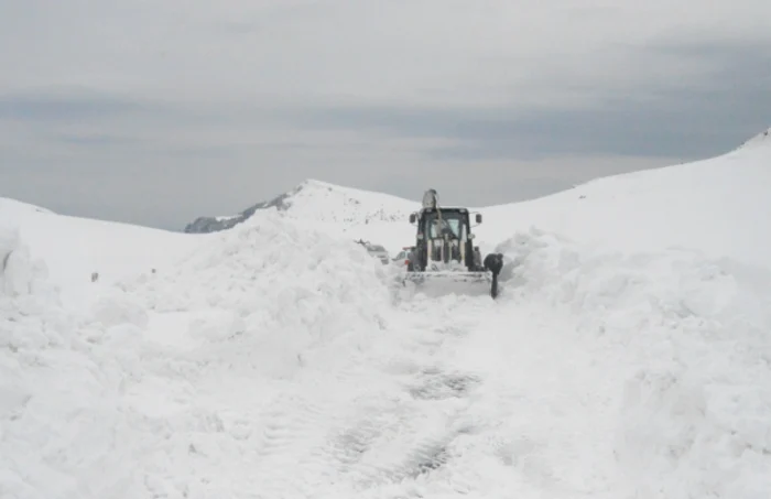 Transbucegi rÄmÃ¢ne Ã®nchis Åi de PaÅte. Viscolul a adus din nou zÄpada de pe versanÅ£i Åi le-a Ã®ncurcat planurile drumarilor