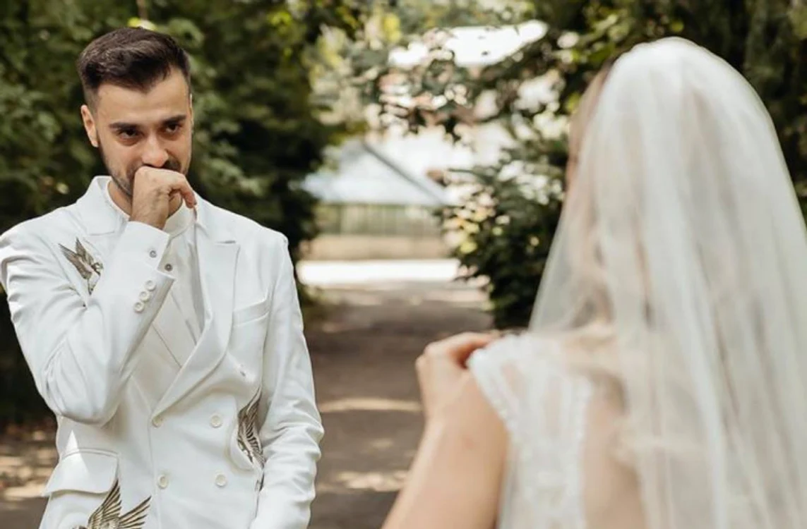 
    Liviu Teodorescu s-a emoționat când și-a văzut mireasaFoto: Instagram  