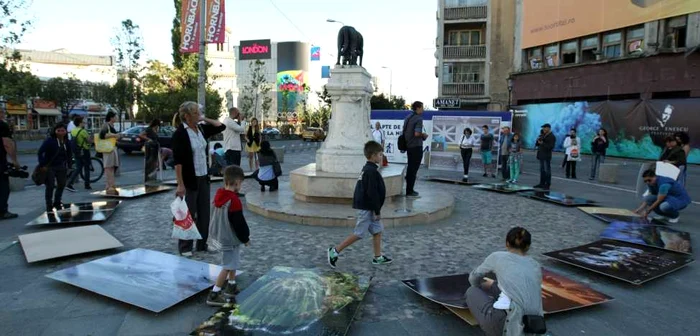 Trecătorii s-au oprit pentru a vedea expoziţia de fotografie „Cine face Ţara lui Enescu? Chiar noi!“