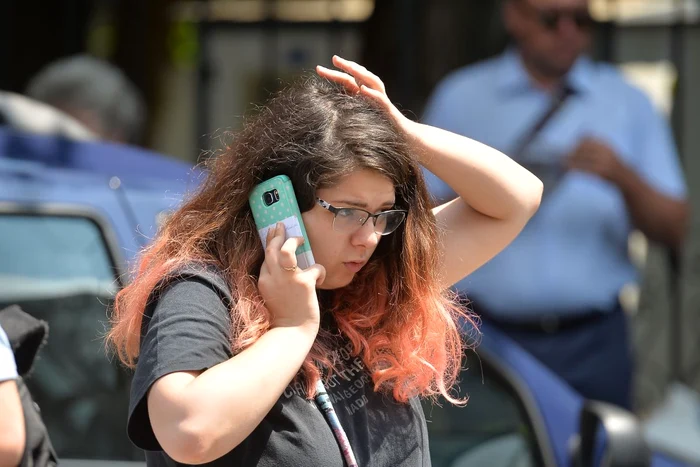 O absolventa de clasa a XII-a vorbeste la telefon la iesirea din Colegiului National "Sfantul Sava" din Bucuresti, unde a sustinut proba de Limba si literatura romana a examenului de bacalureat, luni, 4 iulie 2016Foto: Mediafax