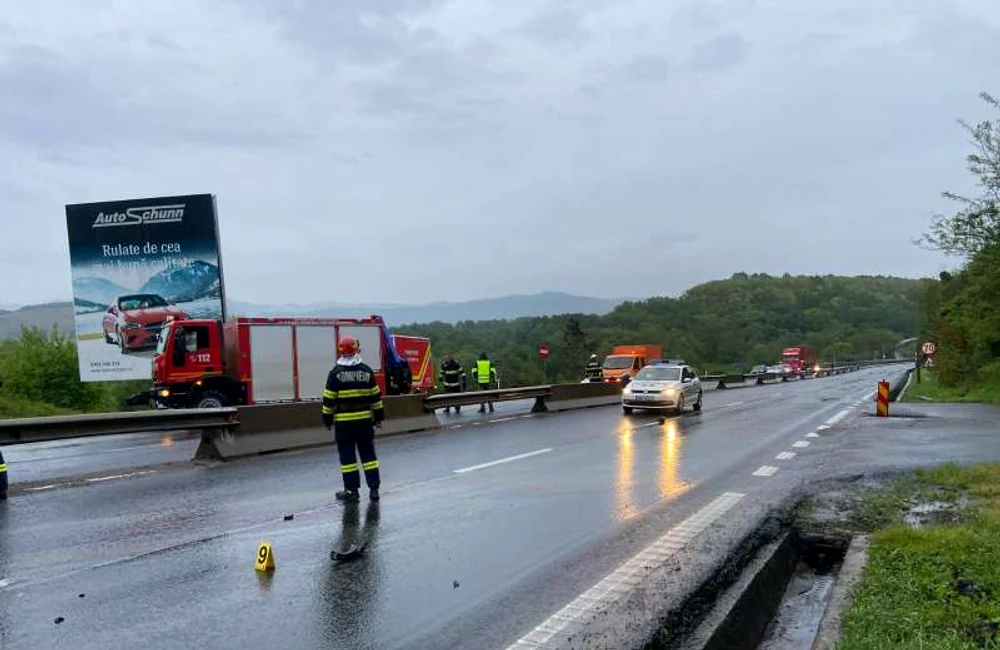 DN7 a fost blocat pe sensul de mers Arad - Deva. FOTO ISU Hunedoara