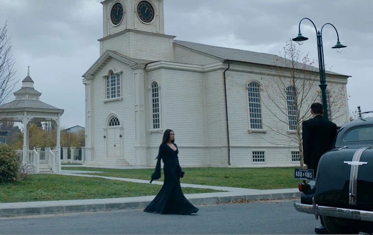 Pe urmele celebrei  Catherine Zeta Jones  în fața bisericii albe  din orașul Jericho