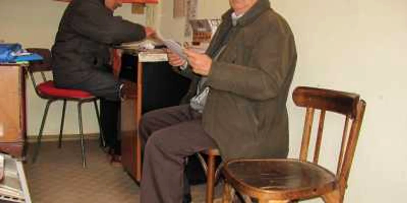 Iulian Coporan (dreapta) preşedintele condominiului 46