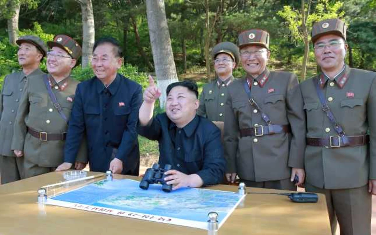 Dictatorul nord-coreean Kim Jong (în centrul imaginii), alături de militari nord-coreeni de rang înalt KCNA/EPA