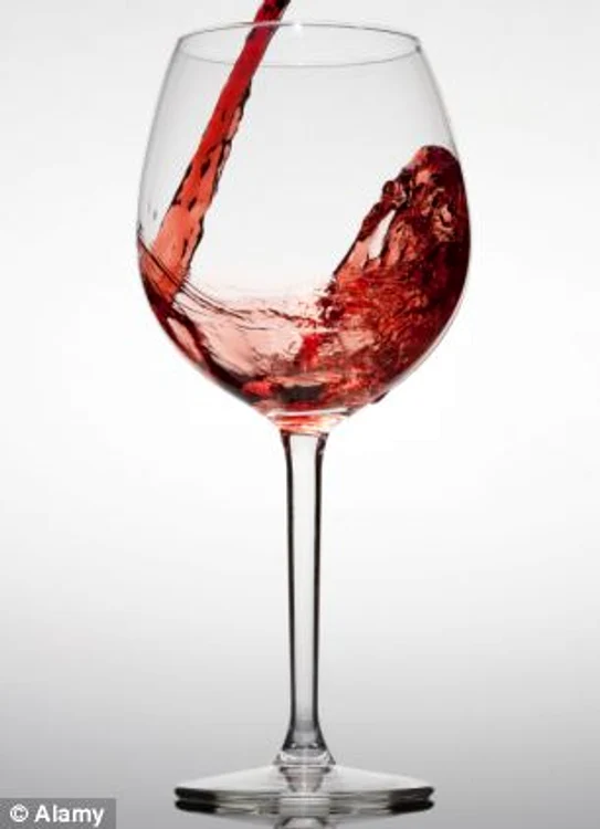 
    Un pahar de vin pe zi este de ajuns în lupta împotriva cariilor  